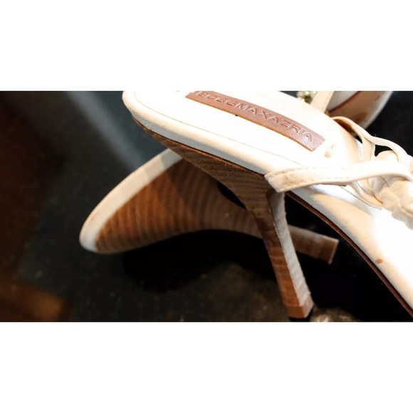 BCBG MAX AZRIA HEELS.  SIZE 9 ALL LEATHER!  WHITE COLOR WITH CHAIN. T- STRAP. - Picture 5 of 6